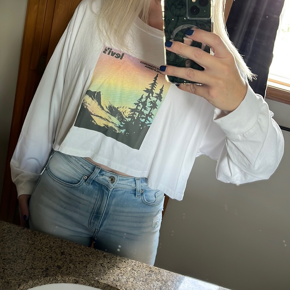 Levi’s oversized crop top